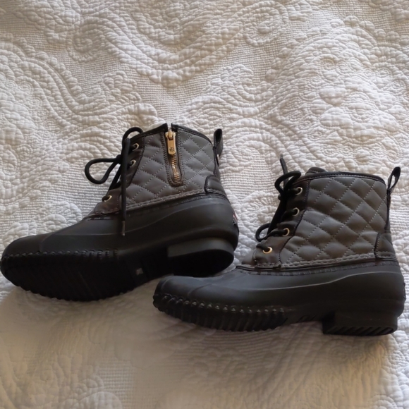 Tommy Hilfiger Shoes - Tommy Hilfiger quilted duck boots, size 7